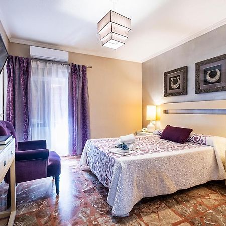Hotel Gines ภายนอก รูปภาพ